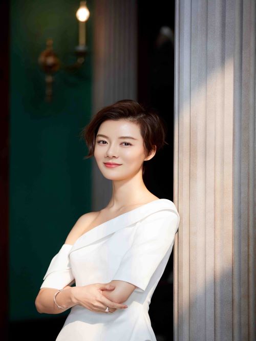 车晓，1982年6月12日出生于北京市，中国内地女演员，毕业于北京电影学院表演系2000级高职班。2004年，出演个人首部电视剧《水兵俱乐部》，从而正式进入娱乐圈。2005年，主演公安题材剧《沉默的证人》。2006年，因在爱情伦理剧《生于六十年代》中饰演丁淑惠而崭露头角。2008年，主演都市爱情剧《艰难爱情》。2010年，凭借爱情喜剧片《非诚勿扰》获得第30届大众电影百花奖最佳女配角提名和第十九届金鸡百花电影节最佳女配角提名。2012年，因在都市轻喜剧《大男当婚》剧中饰演徐若云而获得更多关注。2013年，主演年代情感剧《浦江危情》。2014年在都市轻喜剧《我爱男保姆》中饰演高雅文。2016年，凭借都市情感剧《好先生》而赢得广泛关注。2017年3月，在都市情感轻喜剧《桔子街的断货男》中饰演姚安娜。2018年7月，在都市剧《江河水》中饰演丁薇薇。2019年9月22日，主演的都市情感剧《激荡》首播。