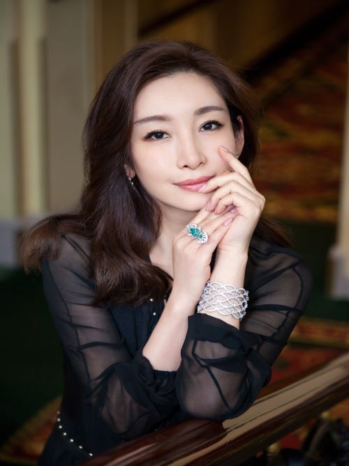 秦海璐，1978年8月11日出生在辽宁省营口市，中国内地影视女演员，国家话剧院一级演员。
1990年，在营口学习京剧表演，主攻刀马旦。2000年，凭借《榴莲飘飘》的表演获得第38届台湾电影金马奖最佳新人奖及最佳女主角奖 、第20届香港电影金像奖最佳新演员奖 、香港电影金紫荆奖最佳女主角。2011年凭借《钢的琴》获得第8届电影频道传媒大奖最佳女主角；同年，凭借电影《到阜阳600里》获得第48届台湾电影金马奖最佳原著剧本奖。2019年11月，凭借电视剧《老酒馆》获得第26届华鼎奖中国百强电视剧满意度调查颁奖盛典中国百强电视剧最佳女主角提名。2020年9月，凭借电视剧《老酒馆》获得第32届中国电视剧飞天奖优秀女演员奖。