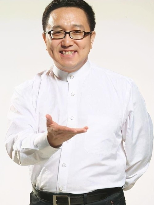 句兆杰，艺名句号，1962年10月25日出生于辽宁省丹东市，国家一级演员。
1977年，15岁的他参加辽宁省文艺汇演并表演对口快板《批零蛋》而获得优秀表演奖。1984年，被调到军区话剧团。1987年，因参加沈阳电视台春节联欢晚会并表演了小品《考演员》而崭露头角。1995年，在电影《脸对脸背靠背》中饰演李会计而获得第15届中国电影金鸡奖最佳男配角提名。 1997年，因在影片《惹事生非》中饰演村长王长安而获得第4届长春国际电影节影帝。
1999年，首次登上央视春晚舞台，搭档黄宏表演小品《打气儿》。2000年，再次携作品《爱笑的女孩》登上央视春晚舞台。2001年，连续第三年登上央视春晚舞台并表演小品《说声对不起》。2007年，时隔6年后，再次携小品《送礼》登上央视春晚舞台。2008年，第五次登上央视春晚舞台并表演小品《街头卫士》。2010年，获得第6届中国曲艺节牡丹奖表演奖。2012年，袂主演年代谍战剧《与狼共舞》。2014年，参演现代都市剧《离婚律师》。2019年9月20日，主演的电影《桂香街》在全国上映，在剧中饰演孙大宝。