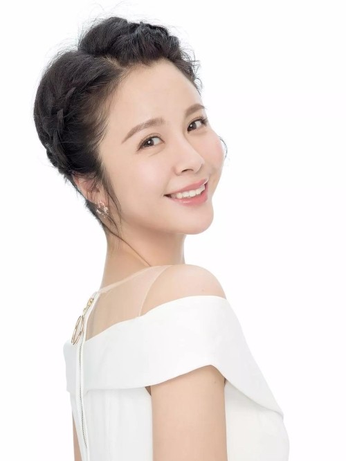 杨若兮，1979年12月26日出生于重庆市，中国内地影视女演员。
1989年进入空政歌舞团，而后学习芭蕾舞。1996年，杨若兮参演了何群执导的电影《男孩女孩》，并由此进入演艺圈。1998年，她参演了由张国立执导的电视剧《康熙微服私访记》第一部，饰演坠儿。2003年，与宋佳、刘威、张丰毅联袂主演电视剧《秦始皇》。2005年，与郭冬临、李立群合作，主演电视剧《春天来了》，饰演马春燕。2007年主演电视剧《北平往事》，饰演袁寒雪。2011年11月12日，杨若兮和连奕名在重庆完婚。2013年，主演电视剧《石光荣的战火青春》。