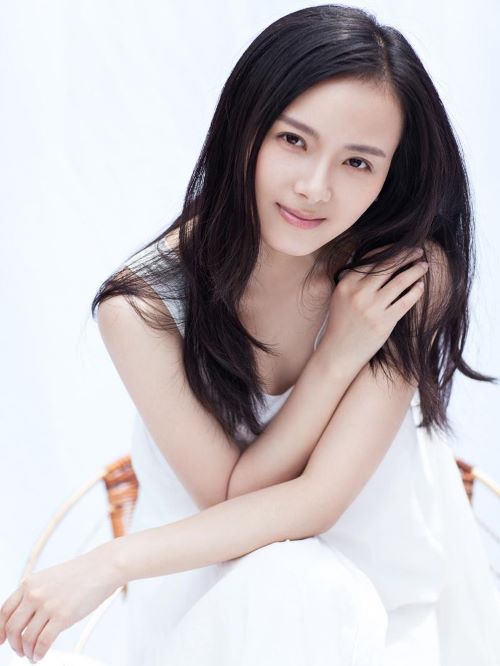 曹艳，1983年1月6日出生于江西，中国内地女演员，毕业于中央戏剧学院表演系。
2004年，因出演个人首部电影《无法尖叫》而正式进入演艺圈。2005年因古装神话剧《欢天喜地七仙女》中饰演小公主蓝儿一角而被广大观众熟知。2010年，出演邵警辉执导历史剧《李白》。2014年，主演家庭都市剧《钟点工们》。同年，出演由罗越执导的动作片《海神密码》。2016年，主演了古装剧《寂寞空庭春欲晚》。2018年2月26日，参演的电视剧《新笑傲江湖》播出。