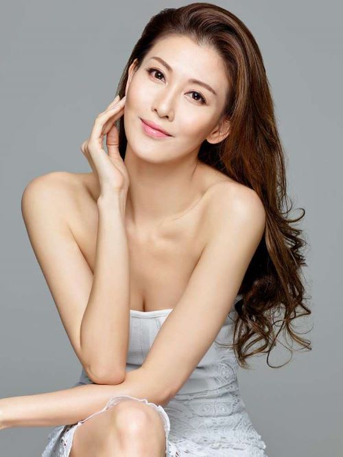 李彩桦（Rain Li），1983年11月11日生于香港，中国香港女演员、歌手。
2001年因信用卡广告出道，同年签约正东唱片，2002年主演TVB古装武侠剧《云海玉弓缘》饰演谷之华，这是她是首部电视作品。2006年，李彩华赴中国内地发展；同年参演中央电视台制作的电视剧《昭君出塞》饰演王昭君。2007年，在电视剧《大旗英雄传》中饰演温黛黛。2010年，出演电视剧《杜拉拉升职记》。2011年，在《回家的诱惑》中饰演艾莉，该剧以平均3.43%最高5.23%的收视率刷新了自2006年以来省级卫视电视剧的最高收视率。
2020年9月29日，参与综艺节目《奋斗吧！主播》。