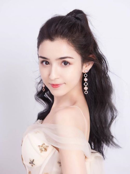 哈妮克孜，1996年1月29日出生于新疆乌鲁木齐市，中国内地影视女演员。
2018年，哈妮克孜签约泰洋川禾，并正式开启演艺生涯；同年，因在爱奇艺国风唱演秀《国风美少年》中表演舞蹈《一梦敦煌》而获得关注。2018年12月30日，参加浙江卫视跨年演唱会；2019年1月1日，其参演的中央广播电视总台元旦晚会播出；随后，她还参加了湖南卫视春节联欢晚会。2020年7月，主演的个人首部古装剧《天舞纪》播出。
2021年6月29日，出演《纯属巧合》。