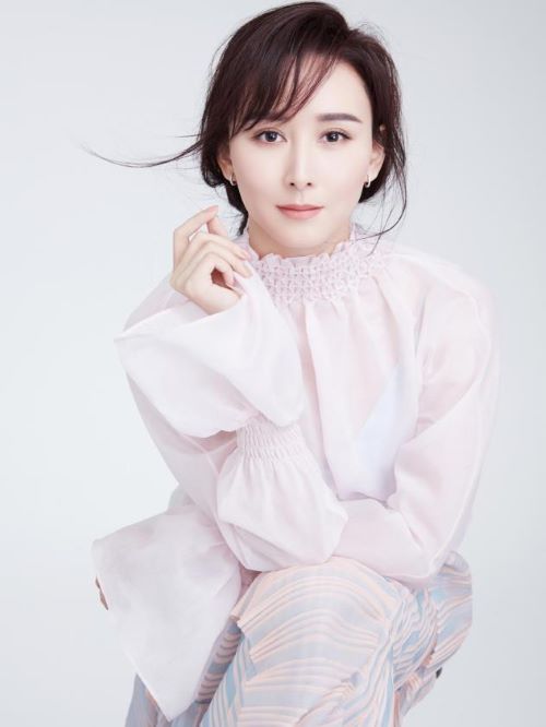 胡静，出生于云南楚雄彝族自治州楚雄，中国内地影视女演员，毕业于中央戏剧学院96级表演系。
1998年出演首部电影《网络时代的爱情》而获得关注，同年参演首部电视剧《大明宫词》；2002年胡静参演电视剧《少年张三丰》和《齐天大圣孙悟空》；2003年主演《孝庄秘史》受到更多关注；2004年主演历史剧《杨门虎将》；2006主演宫廷剧《大清后宫》并获得南方盛典最具人气女演员奖；2007年凭借《康熙秘史》入围北京卫视“金康杯”最佳女主角奖。2008年9月27日与朱兆祥在马来西亚吉隆坡结婚，2009年11月25日产下一名男婴。2010年胡静夫妇在马来西亚吉隆坡苏丹皇宫受封拿汀和拿督。2012年胡静复出参演民国剧《笑红颜》。2015年，参演电影《巴黎假期》。2016年参演电视剧《小情人》和大型反腐电视剧《人民的名义》。2017年，参演谍战剧《天衣无缝》。2018年参演电视《橙红年代》，2019参演新青春神话剧《封神演义》。2019年，与陆毅等合作主演禁毒题材电视剧《猎枭》。