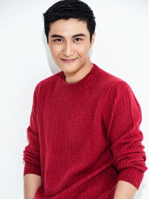 刘硕，1984年11月5日生于北京，中国内地影视男演员。
2008年7月毕业于中央戏剧学院2004级表演系。由空军电视艺术中心调入海军政治部电视艺术中心。
2014年，在《天使的微笑》饰演高翔。2015年，在电视剧《烈火海洋》中饰演鲁平南。2021年8月10日，其出演的电视剧《亲爱的爸妈》播出。