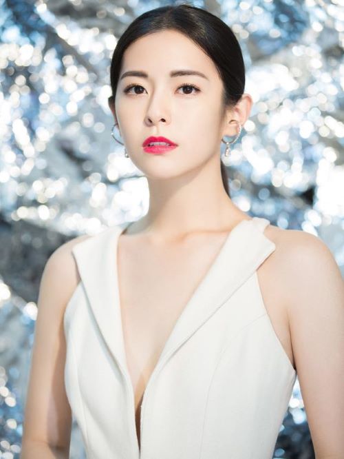 任容萱（Kirsten），1988年11月22日出生于台湾省台北市，中国台湾影视女演员、流行乐歌手、模特。
2009年，任容萱因主演偶像剧《终极三国》而正式进入演艺圈。2011年，主演偶像喜剧《珍爱林北》。2012年，出演个人大银幕处女作《变羊记》。2013年，主演青春剧《我的自由年代》。2014年，出演励志剧《七个朋友》；同年，主演了《听见幸福》。2015年，主演爱情片《遇见下一个你》。2016年，出演都市美食情感剧《深夜食堂》；同年，出演《麻烦家族》。2017年3月，与姐姐Selina一起参加浙江卫视美食综艺节目《熟悉的味道第二季》；2019年1月，参加的芒果TV综艺节目《女儿们的恋爱》开播；10月，其参加的导演选角真人秀《演员请就位》播出。