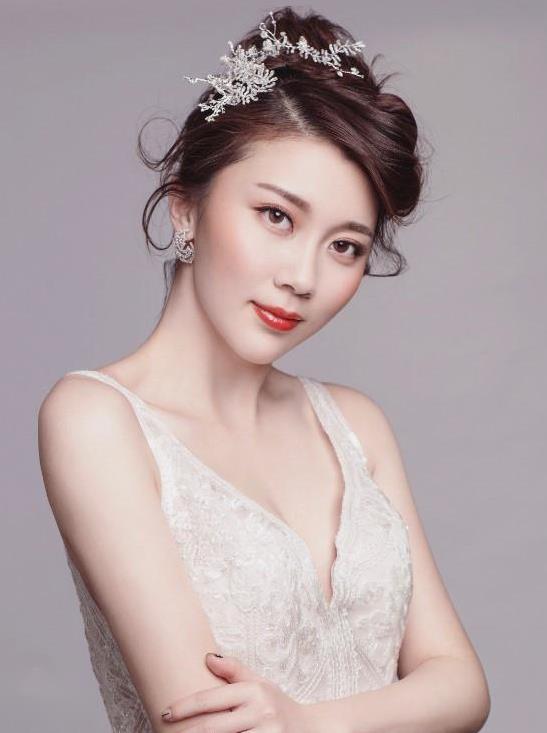 李子涵，模特、香港卫视精品台的节目主持人，旅游卫视节目主持人。2013年6月8日，中国旅游小姐全球大赛总决赛，李子涵最终摘得桂冠。
万之冠服装专属模特、三彩服饰专属平面模特，多次担任大型婚纱等服饰的走秀模特；
香港卫视精品台的节目主持人，主持的节目有：《美女三缺一》、《中国好地方》、《空姐看世界》；
旅游卫视节目主持人，主持的节目有：《寻找笑脸》