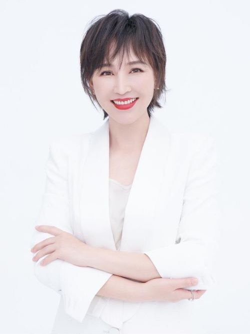 岳丽娜，1974年4月17日出生于河北省承德市，中国内地女演员，毕业于中央戏剧学院。
1993年，出演个人首部电视剧《浴血狼山》，从而正式进入演艺圈。1997年，参演黄健中执导的年代剧《三坊七巷》。2004年，主演时装悬疑剧《警察抓小偷》。2006年，主演警匪剧《29天半》。2008年，出演谍战剧《秘密图纸》。2010年，参演抗战剧《将·军》 。2013年，凭借《打狗棍》获得第五届国剧盛典“极具突破精神女演员”奖。2014年，获得第十三届华鼎奖“全国观众最喜爱的影视明星”。2016年，出演惊悚悬疑电影《灵魂摆渡之风华绝代》 。2018年主演年代剧《娘道》。10月，参演郭靖宇执导的电视剧《小娘惹》。2020年9月19日，执导并主演的电影《玛尼堆的秋天》开机。