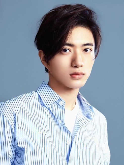 张博涵，1990年2月17日出生于广东省深圳市，中国内地男演员，毕业于深圳大学。
2013年，因参演个人首部青春偶像剧《麻豆宿舍2》而进入演艺圈。2014年3月，主演情景网络喜剧《我的西游》；同年，参演都市轻喜剧《我们家的微幸福生活》。2016年，参与了古装剧《袁崇焕》的拍摄；6月，参演的古装历史剧《三国机密》杀青；8月，主演的穿越网络剧《我家徒弟又挂了》开机。2019年10月，与方逸伦、凌美仕合作主演的古装爱情剧《明月照我心》播出。