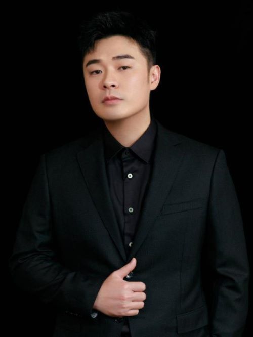 陈赫（Michael Chen），1985年11月9日出生于福建省福州市长乐区，中国内地男演员、歌手、主持人，毕业于上海戏剧学院表演系。
2008年，成为上?；熬缫帐踔行牡难菰?。2009年，在都市爱情喜剧《爱情公寓》中饰演曾小贤。2013年，主演的都市爱情剧《爱情自有天意》开播。2014年，作为固定嘉宾参加的浙江卫视户外竞技真人秀节目《奔跑吧兄弟》播出，他也因此获得更多关注。2019年，主演的都市情感轻喜剧《我的冤家住对门》开播。2020年，主演的年代动作剧《瞄准》播出。2021年，主演的奇幻喜剧电影《你好，李焕英》累计票房正式突破50亿元。
