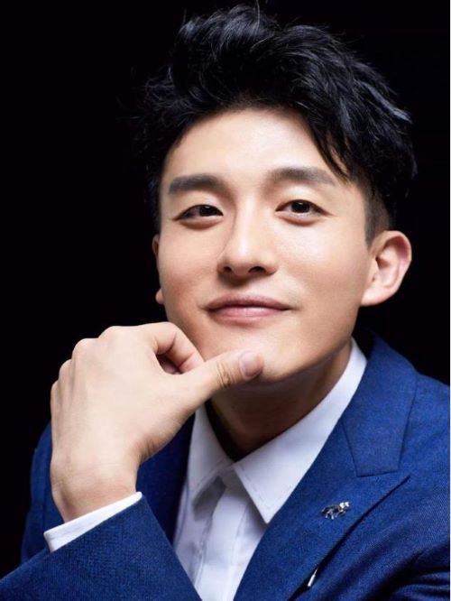 孙艺洲，1983年10月23日出生于四川省成都市，中国内地男演员，毕业于上海戏剧学院表演系本科班。
2009年，因出演韦正执导的都市爱情喜剧《爱情公寓》而正式进入演艺圈，；同年，出演都市轻喜剧《老板这点事》。2012年，主演偶像剧《爱情是从告白开始的》；同年，主演都市爱情喜剧《爱情公寓3》。2013年，主演情感剧《全民公主》。2014年，主演爱情商战片《步步惊情》，并凭借此剧获得2014年国剧盛典最具潜质演员；同年，主演家庭喜剧《奇葩一家亲》。2015年，参演武侠剧《秦时明月》；同年，主演首部战争剧《怒江之战》。2016年，主演电视剧《孤芳不自赏》。2018年，主演电影版《爱情公寓》；同年，出演由尚敬导演执导的古装武侠喜剧《欢乐英雄》。2019年，主演谍战剧《谍战深海之惊蛰》。2020年，主演的都市爱情喜剧《爱情公寓5》于爱奇艺播出。2021年3月1日，主演的都市情感剧《爱的理想生活》开播。