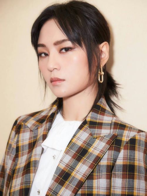 周笔畅，1985年7月26日出生于湖南省长沙市，华语流行乐女歌手、词曲创作人、演员。
2005年获超级女声全国亚军出道；2006年发行首张个人专辑《谁动了我的琴弦》，并先后在电影《春田花花同学会》及《第601个电话》中担任女主角；2007年赴美国洛杉矶音乐学院进修并以全A成绩毕业。2010年展开个人巡回演唱会