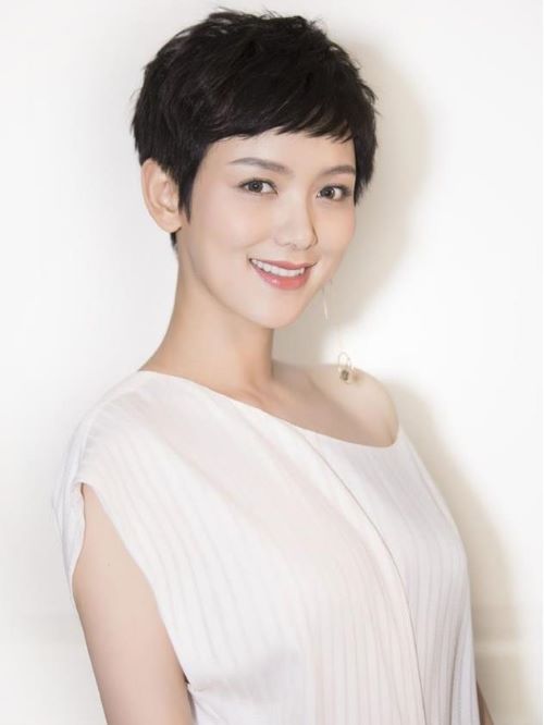 李晓峰，7月17日出生于安徽省，中国内地女演员、主持人，毕业于成都理工大学。
2006年李晓峰开始主持安徽卫视综艺节目《剧风行动》。2008年参演悬疑侦破喜剧《知县叶光明》。2013年1月获得品牌金博奖电视颁奖盛典新锐明星奖。2014年上半年主持访谈节目《晓朋友》 ，8月主演都市情感剧《酸甜苦辣小夫妻》。9月出演都市生活喜剧《我为儿孙当北漂》 。2015年领衔主演爱情喜剧电影《爱之初体验》。2016年参演年代偶像传奇剧《猎人》。2017年主演剧情电影《芳华》。2019年9月12日，与郑秀文、赖雅妍领衔主演电影《花椒之味》上映。