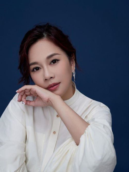 陈松伶，1971年1月21日出生于中国香港，中国香港影视歌三栖女艺人。
1985年，年仅14岁参加无线TVB节目欢乐今宵举办的“叶倩文歌唱大赛”获冠军并与娱乐唱片公司签约成为旗下兼职歌手。1987年，出演首部电影《鬼马校园》，获无线赏识，开始以签部头合约形式拍剧。1989年，主演电视剧《天涯歌女》，饰演女一号“金嗓子”周璇，稳坐无线一线花旦地位。1994年，主演《笑看风云》。1995年，拜台湾音乐人刘家昌为师，是刘家昌在香港收的第一个学生，并为其取艺名陈松伶。1996年，接拍无线家族剧《天地男儿》。1997年，接手音乐剧《雪狼湖》中女主角宁静雪的角色，与张学友搭档演出。2006年陈松伶与内地演员张铎因拍摄电视剧《血未冷》而相识相恋。2016年参加北京卫视《跨界歌王》的录制，重返大众视野，并于播出期间蝉联两次登上微博热搜榜前十的位置。同年以部头合约主演TVB《全职没女》。