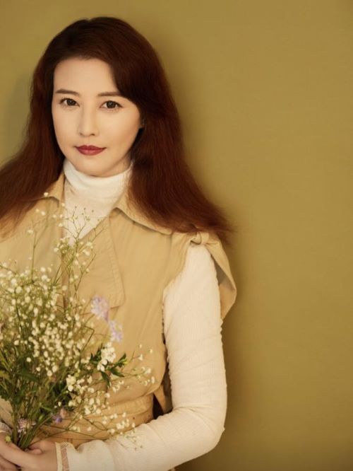 周海媚，1966年12月6日出生于中国香港，满洲镶白旗人，中国香港影视女演员。
1985年，参演个人首部电视剧《杨家将》。1986年，参演香港全年收视冠军电视剧《流氓大亨》。1989年，凭借电视剧《义不容情》走红。1994年，在金庸剧《倚天屠龙记》中饰演周芷若。1998年，参演电视剧《天地豪情》。2007年，参演电视剧《射雕英雄传》。2013年，参演TVB电视剧《神枪狙击》。2014年，主演电视剧《武媚娘传奇》，饰演杨妃。2016年，参演红色革命题材电视剧《红星照耀中国》，饰宋美龄 。2017年，参演古装神话剧《香蜜沉沉烬如霜》。2019年出演都市励志爱情剧《交换吧！运气》。2020年，出演电视剧《我好喜欢你》。
