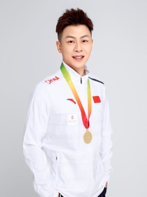 万事成传媒与国内众多知名经纪公司、艺人工作室长期紧密合作,我们不仅做明星代言的输出，更为广告主的品牌统筹规划，以丰富优质的明星资源为导向，精选合适的品牌形象代言人，让企