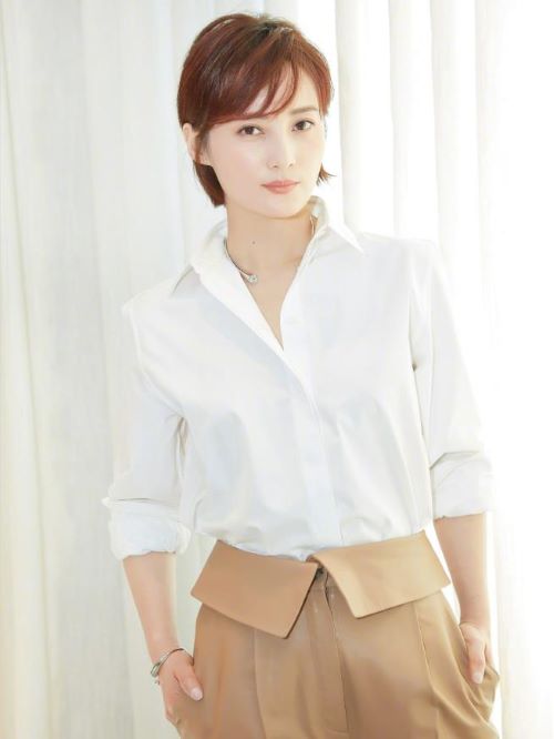 蒋勤勤，1975年9月3日出生于重庆市南岸区，中国内地女演员，毕业于北京电影学院1994级表演系。
1992年，出演个人首部影视作品《媚态观音》。1995年，主演古装剧《西施》。1997年，出演古装剧《康熙微服私访记》。1998年，主演爱情剧《苍天有泪》。1999年，主演武侠剧《白发魔女》。2000年，主演了爱情剧《青河绝恋》。2002年，主演了古装玄幻武侠剧《风云》。2003年2月1日，主演的古装武侠剧《射雕英雄传》播出。2005年，主演了剧情片《姐姐词典》，凭借该片获得了第10届中国电影表演艺术学会奖“金凤凰奖”。2006年主演商战剧《乔家大院》 。2009年，出演励志电影《所有梦想都开花》。2014年，主演了爱情电影《触不可及》。2015年，主演了荒诞冒险喜剧片《一个勺子》。2017年11月21日，主演的东方魔幻剧《九州·海上牧云记》首播。 