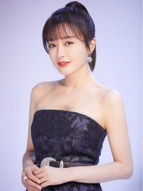 秦岚（Qin Lan），1979年7月17日出生于辽宁省沈阳市沈河区，毕业于沈阳工业大学会计学系，中国内地女演员、歌手。
2001年，秦岚出演个人首部电视剧《大唐情史》。2002年，出演古装爱情剧《还珠格格第三部：天上人间》；2003年，出演古装武侠剧《风云2》 。2004年，主演古装爱情剧《护花奇缘》。2006年，出演古装励志剧《绣娘兰馨》。2007年，出演青春爱情剧《又见一帘幽梦》。2009年，出演剧情片《南京！南京！》。2011年，出演家庭伦理片《母语》。2012年，出演古装传奇片《王的盛宴》。同年，出演古装传奇剧《楚汉传奇》。2013年，秦岚推出首张个人EP《一肩之隔》。2014年，出演古装武侠剧《神雕侠侣》。2015年，主演都市爱情剧《咱们相爱吧》。2017年，主演《延禧攻略》。2019年，主演女性职场剧《怪你过分美丽》。9月，主演历史题材片《决胜时刻》。10月，主演民国家庭伦理剧《传家》。