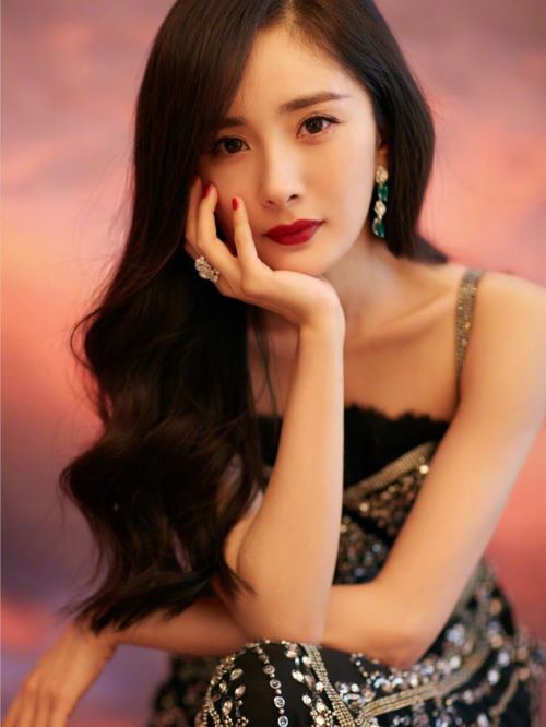 杨幂，1986年9月12日出生于北京市，中国内地影视女演员、流行乐歌手、影视制片人。
2006年，出演金庸武侠剧《神雕侠侣》。2008年，出演古装剧《王昭君》。2011年，凭借穿越剧《宫锁心玉》赢得广泛关注，并获得第17届上海电视节白玉兰奖观众票选最具人气女演员奖。2015年，主演《小时代》系列电影。2016年，主演职场剧《亲爱的翻译官》。2017年，主演神话剧《三生三世十里桃花》；同年，出演科幻片《逆时营救》，获得休斯顿国际电影节最佳女主角奖。2018年，凭借古装片《绣春刀Ⅱ：修罗战场》获得北京大学生电影节最受大学生欢迎女演员奖；同年，她还获得了第五届中国电视好演员奖绿宝石女演员奖。
