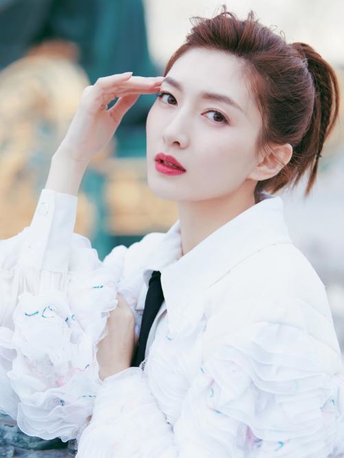 江疏影，1986年9月1日出生于上海，中国内地女演员，毕业于上海戏剧学院，并取得了英国东英吉利大学传媒经济学硕士学位。
2005年，出演情感剧《飞花如蝶》。2013年，出演电影《致我们终将逝去的青春》。2014年，出演都市情感剧《一仆二主》。2015年1月，主演励志剧《长大》；8月，主演都市爱情剧《最佳前男友》。2016年4月，主演青春励志剧《旋风十一人》；5月，出演都市情感剧《好先生》 。2017年4月，参加旅行真人秀《花儿与少年第三季》。2018年1月，主演都市剧《恋爱先生》。2月，主演情感剧《一路繁花相送》。11月2日，出演电影《冰封侠：时空行者》。 2020年，主演古装剧《清平乐》和都市情感剧《三十而已》。2021年2月11日，2021年央视春晚上演唱歌曲《万事如意》 。