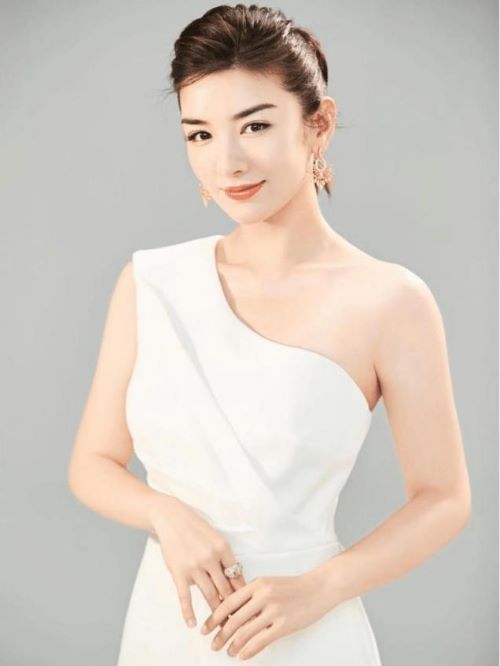 黄奕，1977年9月13日出生于上海市，中国内地女演员、歌手、导演、制作人，毕业于上海东方文化学院影剧科。
2001年，主演电视剧《上错花轿嫁对郎》。2003年，主演电视剧《还珠格格第三部：天上人间》。2007年，主演电影《十全九美》。2008年，主演电影《荡寇》。2009年，参演电影《歼十出击》。2012年，参演电影《神奇》、《窃听风云3》、《史前怪兽》。2015年，参演历史文化电影《国酒》。2017年，参演都市爱情片《识色，幸也》。2019年，主演电影《爱笑种梦室之白蛇传说》。2020年9月28日，确认加盟综艺节目《奋斗吧主播》  。2021年1月15日，加盟湖南卫视熟龄女性甜蜜觅爱社交原创综艺《怦然再心动》?；1月26日，加盟腾讯视频综艺节目《吐槽大会第五季》?。参与录制了《王牌对王牌第六季》20210326期节目。