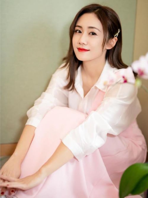 刘芸，原名刘云，1982年12月26日出生于湖南省长沙市，中国内地女演员，毕业于中央戏剧学院。
2001年，主演个人首部电视剧《三重门》并正式进入演艺圈。2004年4月，参演电视剧《大汉天子2》。2007年8月，登上《时代周刊》八月刊的封面，2008年5月，出演古装武侠剧《鹿鼎记》，在剧中饰演沐王府小郡主沐剑屏。2010年3月，主演年代爱情剧《新一剪梅》。2012年7月，主演青春爱情网络剧《女人帮·妞儿》。2015年6月，主演爱情青春片《再见我们的十年》。2016年12月，参演都市情感剧《老公们的私房钱》。2017年4月，参演古装历史剧《思美人》。2019年，出演大型古装剧《上阳赋》饰演苏锦儿。