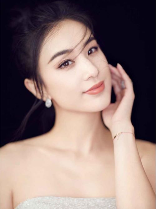 黄圣依（Eva Huang），1983年2月11日出生于上海市徐汇区，中国内地女演员、歌手、出品人、商人。2005年毕业于北京电影学院表演系。
2003年出演首部电视剧《红苹果乐园》。2004年凭借电影《功夫》被观众熟知；2005年主演电影《猛龙》。2007年主演电视剧《天仙配》。2008年发行专辑《黄圣依同名专辑》。2009年发行专辑《选美everyday》；同年与杨幂、刘亦菲、王珞丹被评为内地“四小花旦”。2011年主演电影《白蛇传说》在国内外上映，获得了全球票房榜周冠军。2013年主演电视剧《第22条婚规》；同年发行专辑《Facing Love》。2015年出演电影《冰封：重生之门》。2021年特别出演的《岁岁青莲》及主演的电视剧《少帝康熙》将播出。