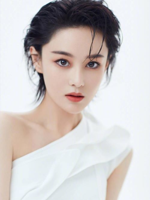 张馨予，原名张燕，1987年3月28日出生于江苏省苏州市昆山市，中国内地女演员。
2010年，首次触电大银幕，参演爱情喜剧电影《非诚勿扰2》。2011年2月，与刘涛、陈楚河联袂主演都市爱情剧《钱多多嫁人记》，同年，出演徐克执导的武侠电影《龙门飞甲》 。2012年，主演古装喜剧电影《河东狮吼Ⅱ》。2013年，出演古装历史剧《精忠岳飞》。2014年1月，主演古装神话剧《封神英雄榜》， 凭借该剧入围第17届华鼎奖古装剧最佳女主角奖；12月，因在武侠剧《神雕侠侣》中饰演李莫愁一角而再次受到关注。2015年，主演悬疑爱情剧《重生之名流巨星》。2016年7月，主演武侠剧《新边城浪子》；9月，携动作电影《魔卡行动》受邀出席第72届威尼斯国际电影节。2017年，主演古装传奇剧《思美人》。