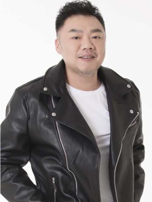 姜超，1975年3月19日出生于吉林省长春市，中国影视演员。
1994年首次参演《三国演义》。2002年主演情景喜剧《炊事班的故事》，并获得第十六届金星奖集体获优秀演员奖。2006年在《武林外传》中饰演李大嘴一角而受到观众关注。2007年主演《清凌凌的水蓝莹莹的天》。2013年出演《胭脂霸王》。2015年主演电视剧《大话红娘》。 2017年主演高亚麟导演电视剧《伙头军客栈》。2017年，姜超主演国内首部反电信诈骗电影《巨额来电》。 2018年，姜超出演电影《捉妖记2》。 2018年，姜超出演电影《奇葩朵朵》。2016年参加浙江卫视大型户外竞技真人秀《奔跑吧，兄弟》。2017年参加浙江卫视演技竞演类励志综艺《演员的诞生》。2020年，出演都市爱情电影《北京爱情图鉴》。