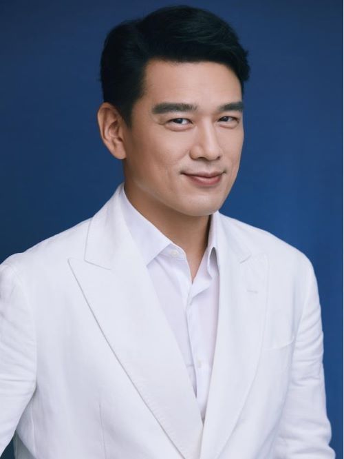 王耀庆（David Wang），1974年7月15日出生于中国台湾，籍贯山东，中国台湾男演员，辅仁大学大众传播学院影像传播系学士。
1995年因出演电视剧《水晶花》而出道，1998年因出演电视剧《太阳花》在台湾受人关注。2011年开始到中国内地发展，同年凭借内地首部电影《失恋33天》获得百花奖最佳男配角提名。2012年主演内地首部电视剧《浮沉》。2013年主演电视剧《小儿难养》。同年，因在电视剧《小爸爸》中饰演泰勒人气上升，凭借该剧获澳门国际电视节最佳男主角 。2014年主演医疗行业剧《产科医生》。2014年主演都市轻喜剧《小爸妈》、谍战剧《毕业歌》。2015年主演婚姻情感剧《淘婚记》、《我是杜拉拉》、《好先生》。2016年主演都市情感剧《和女人的战斗》。12月15日，王耀庆凭借《守婚如玉》荣获第七届澳门国际电视节金莲花最佳男配角奖。