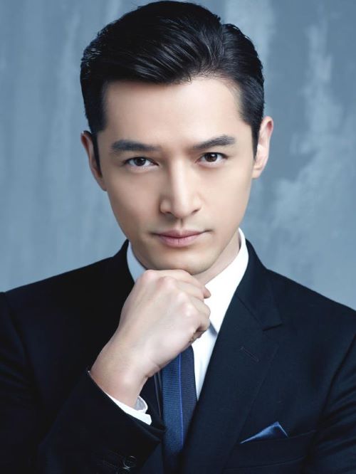 胡歌，1982年9月20日出生于上海市徐汇区，中国内地影视男演员、流行乐歌手，民盟盟员，毕业于上海戏剧学院表演系。
1996年，14岁的胡歌便成为上海教育电视台的小主持人。2005年在仙侠剧《仙剑奇侠传》中塑造了“李逍?！币唤?，并演唱该剧插曲《六月的雨》《逍遥叹》。2009年主演仙侠剧《仙剑奇侠传三》。2010年主演穿越剧《神话》。2011年参演历史题材电影《辛亥革命》。2012年主演玄幻剧《轩辕剑之天之痕》。2013年主演两部话剧，凭借《如梦之梦》获得北京丹尼国际舞台表演艺术奖“最佳男演员奖”。2014年参演战争剧《四十九日·祭》。2015年主演谍战剧《伪装者》、古装剧《琅琊榜》、都市剧《大好时光》相继播出，获中国电视剧飞天奖“优秀男演员提名奖”、上海电视节白玉兰奖“最佳男主角奖”、中国电视金鹰奖“观众喜爱的男演员奖”、中国金鹰电视艺术节“最具人气男演员奖”等奖项。2018年凭借《猎场》二度提名上海电视节白玉兰奖“最佳男主角奖”。2019年，主演电影《南方车站的聚会》。