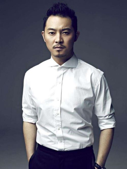 沙溢，1978年2月15日出生于吉林省长春市，中国内地影视男演员。
1997年考入中国人民解放军艺术学院戏剧系，2001年毕业进入了空军政治部话剧团。2000年参演电视剧《上错花轿嫁对郎》。2002年，参演情景喜剧《炊事班的故事》系列，获得第16届 “金星奖”优秀演员奖。2006年凭借情景喜剧《武林外传》被观众所熟知。2012年出演历史题材电影《王的盛宴》。2014年主演抗战剧《秀才遇到兵》。2016年3月出演年代剧《平凡岁月》。9月加盟综艺节目《爸爸去哪儿》第四季。2017年主演科幻电影《回到昨天》。加盟军旅成长励志节目《奇兵神犬》。2018年，参演电影《阳光劫匪》《刀尖》 ，自导自演电影《亲密旅行》，出演电视剧《小欢喜》。2020年主演电视剧《对你的爱很美》。2021年主演电视剧《超越》。