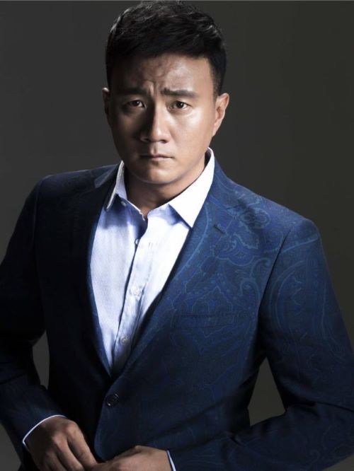 胡军，1968年3月18日生于北京。中国内地男演员，北京人民艺术剧院演员，国家一级演员。1987年考入中央戏剧学院表演系，1991年就职北京人民艺术剧院，从事话剧表演。
1997年，凭借《东宫西宫》获得意大利TAORMTMA电影节最佳男主角奖。2002年，凭借电影《蓝宇》获得第7届香港电影金紫荆奖最佳男主角奖，入围第38届金马奖最佳男主角。2003年参演电视剧《天龙八部》。2006年参演《楚汉风云》；2007年参演《西安事变》。2008年参演电影《赤壁》。2013年，主演民国年代剧《像火花像蝴蝶》2016年，主演电视剧《潜伏在黎明之前》。2017年主演电影《上海王》。2019年，凭借《音乐家》获得第三届“金色银幕奖”最佳男主角奖。2020年4月，主演电视剧《猎狐》；7月，主演电视剧《雪中悍刀行》。2021年，主演抗美援朝电影《长津湖》。