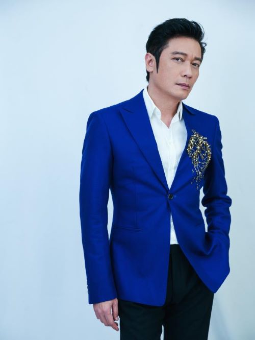 罗嘉良（Gallen Lo），1962年12月16日生于中国香港，祖籍广东省东莞市，演员、歌手。
1984年参加无线电视新秀歌唱大赛入行，1986年加入香港电视广播有限公司。1994年，主演《射雕英雄传》。1996年凭借时装剧《天地男儿》走红。1999年主演《创世纪》。三次夺得TVB万千星辉颁奖典礼最佳男主角奖，是首位三次夺得此奖项的TVB艺人。1998年，推出唱片《天地豪情》，获IFPI双白金销量；同年在香港红馆举行个人演唱会，成为首位在红馆开个唱的TVB全约艺人。2006年主演古装剧《昭君出塞》。2009年主演电视剧《郑和下西洋》。2013年在古装剧《精忠岳飞》中饰演反派秦桧。2020年9月27日，加盟综艺节目《蒙面舞王》。