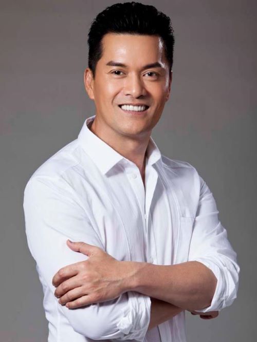 吕良伟（RayLui），1955年12月22日出生于越南，20世纪60年代从越南迁居香港，中国香港影视男演员。
20世纪70年代TVB艺员训练班出道，1980年与周润发、赵雅芝主演《上海滩》，饰演丁力一角；1985年，主演电视剧《雪山飞狐》。1991年主演 《跛豪》获香港金像奖最佳男主角提名。1999年，主演电视剧《达摩祖师》饰演达摩。2008年主演无线电视剧《富贵门》 ；2013年10月主演首部中文版佛陀电影《释迦牟尼佛传》 。2016年，参演武侠传奇剧《国士无双黄飞鸿》。出演武侠剧《射雕英雄传》。2020年，参演电影《扫黑行动》；9月28日，参演电影《龙虎斗》。2020年，参演电影《新上海滩烈马争锋》。2020年，主演打拐题材电影《天下无拐》。