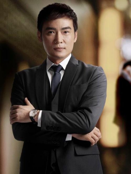 焦恩俊，1967年11月7日生于中国台湾省嘉义市，中国影视男演员。
1985年，18岁的焦恩俊参加中影演员训练班。1994年参演《七侠五义》饰演展昭一角。1998年在琼瑶剧《苍天有泪》中饰演反派人物，1999年凭借《小李飞刀》李寻欢一角获得关注。2005年，饰演古装神话剧《宝莲灯》中亦正亦邪的二郎神杨戬创下央视八套黄金时段9.1的收视纪录。2008年，焦恩俊与前经纪人Amy再度携手，在北京举行签约新闻发布会，正式加盟星之国际。2009年进军歌坛，推出同名EP《焦恩俊 EP》；2011年推出首张专辑《文森特先生》。
2016年8月主演武侠剧《新边城浪子》出演魔教大公子花寒衣。