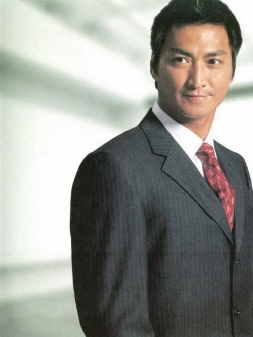 何家劲，1959年12月29日出生于中国香港，1981年进入亚洲电视艺员训练班，中国香港歌手、演员。
1983年签约亚洲电视，初出道即与关之琳合作主演电视剧《大将军》。1993年凭借在古装侦探剧《包青天》中饰演英俊仗义的展昭一角而成名。1997年主演系列古装武侠剧《保镖》。1998年主演动作剧《马永贞》。2000年主演古装历史剧《大英雄郑成功》。2002年主演都市情感剧《雨夜惊情》。2003年主演古装武侠剧《无忧公主》。2004年主演古装武侠剧《醉剑恩仇录》。2005年主演战争剧《飞花如蝶》。2006年主演《新包青天》系列电视剧。2008年参演玄幻武侠电影《风云2》。2009年主演民初情感剧《难为女儿红》。2011年参演悬疑喜剧片《财神客栈》。2013年主演古装动作剧《新燕子李三》。2014年担任惠州旅游形象大使。