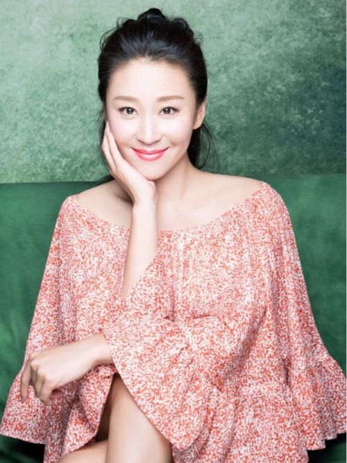 苗圃，1977年2月22日出生于陕西省西安市，中国内地影视女演员，毕业于北京电影学院。
2003年，苗圃被冯小刚推荐参演长篇电视剧《五月槐花香》，凭借该片获得2005年“飞天奖”最佳女演员提名。2006年，主演电视剧《范府大院》。2008年，主演电视剧《走西口》。2011年，主演电视剧《穆桂英挂帅》。2012年，该剧荣获最受观众喜爱的电视剧奖项。2017年，出演民国剧《桃花依旧笑春风》，饰演贺桃花。2018年，出演年代谍战剧《冬蛾》，饰演刘玉蛾。2019年11月12日，与罗晋、李一桐等合作主演的古装剧《鹤唳华亭》播出。2020年，参演电影《画饼》，在片中扮演姚梅。2021年4月15日，主演的古装爱情轻喜剧《骊歌行》播出。
苗圃是中国内地娱乐圈唯一一位拥有飞机驾照的女艺人。