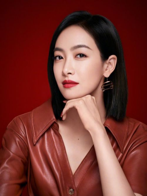 宋茜（Victoria），1987年2月2日出生于山东省青岛市，中国内地女演员、歌手，亚洲多栖发展女艺人。
2009年，宋茜担任女子流行演唱组合f(x)队长，以歌手身份正式出道。2012年，主演都市爱情剧《爱情闯进门》。2015年，主演都市励志剧《美丽的秘密》 。2016年，凭借古装玄幻剧《幻城》获得国剧盛典年度最具人气女演员奖。2017年6月，主演古装神话电视剧《上古情歌》。2018年，参加爱奇艺综艺节目《热血街舞团》；主演爱情奇幻剧《结爱·千岁大人的初恋》。2019年8月，主演都市情感励志剧《山月不知心底事》，同月，入选2019福布斯中国100名人榜。2020年1月，宋茜主演都市情感剧《下一站是幸?！?；3月，加盟腾讯视频女团成长综艺《创造营2020》，担任教练团成员；5月，发布同名专辑《VICTORIA》；8月，主演都市情感剧《他其实没有那么爱你》。2021年，主演的爱情悬疑剧《陌生的恋人》和古装悬疑剧《风起洛阳》相继开播。