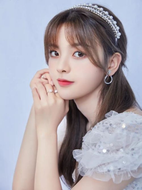 杨超越，1998年7月31日出生于江苏省盐城市大丰区，中国内地影视女演员、歌手。
2018年，参加腾讯视频女团青春成长节目《创造101》；12月15日，获得“影响中国”年度演艺人物奖。2019年6月11日，获得上海国际电影电视节互联网影视精品盛典网络综艺年度个人表现奖；8月13日，主演的青春运动励志剧《极限17：羽你同行》播出；8月20日，首次入选福布斯中国名人榜，排名第58位。2020年，主演的古装玄幻剧《将夜2》、仙侠玄幻甜宠剧《且听凤鸣》、都市恋爱轻喜剧《仲夏满天心》相继播出；8月27日，连续第二年入选福布斯中国名人榜，排名第80位；同年，相继主演了都市职场剧《理想之城》、古装武侠剧《说英雄谁是英雄》。2021年，相继主演了社会现实题材喜剧电影《我们的新生活》、古装仙侠剧《重紫》。2021年7月17日，担任中国赛艇运动青年助力大使、中国赛艇运动荣誉舵手。2022年，主演古装神话轻喜剧《七时吉祥》。