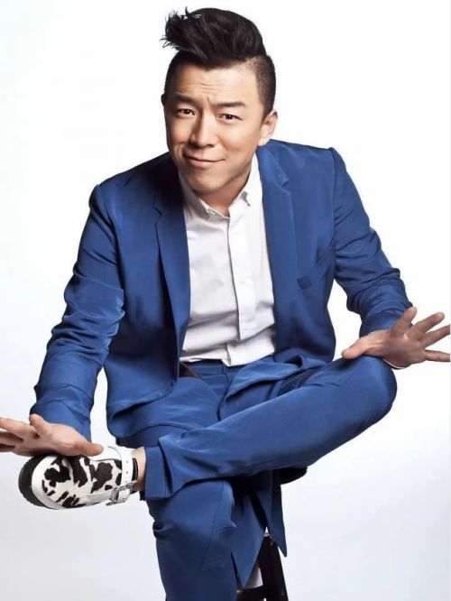 黄渤，1974年8月26日出生于山东省青岛市，中国内地男演员、导演、歌手，中国电影家协会副主席、中国电视艺术家协会演员工作委员会副会长。
黄渤早年曾有过驻唱歌手、舞蹈教练、影视配音等多种工作经历。2000年出演首部电影《上车，走吧》。2006年因出演宁浩执导的电影《疯狂的石头》而成名。2009年主演电影《斗?！?，凭借该片获得第46届台湾电影金马奖最佳男主角奖。2010年主演喜剧电影《疯狂的赛车》 。2011年主演电视剧《民兵葛二蛋》。2012年主演悬疑喜剧电影《杀生》；同年主演电影《泰囧》。2013年主演电影《西游·降魔篇》。2014年主演电影《心花路放》。
2015年主演电影《寻龙诀》；同年加盟真人秀《极限挑战》。2017年主演电影《冰之下》。2018年执导并主演电影《一出好戏》。2019年2月主演喜剧片《疯狂的外星人》；12月主演的电影《被光抓走的人》。2020年主演电影《夺冠》；8月27日名列《2020福布斯中国名人榜》第52位。