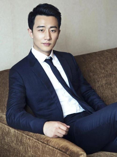 黄轩，1985年3月3日出生于甘肃省兰州市，中国内地影视男演员，毕业于北京舞蹈学院音乐剧系。
2007年，在剧情电影《地下的天空》中饰演男主角丁井生，从而正式进入演艺圈。2008年，出演古装情感剧《红楼梦》。2009年，出演爱情电影《无人驾驶》。2011年，主演谍战剧《黎明前的暗战》。2012年，主演惊悚悬疑电影《青魇》。2013年，出演剧情电影《黄金时代》。2014年，主演电影《推拿》；同年，凭借年代剧《红高粱》获得2014国剧盛典年度飞跃男演员奖；2015年，主演古装传奇剧《芈月传》；同年，获得第10届华语青年影像论坛新锐男演员奖；2016年，主演职场剧《亲爱的翻译官》；同年，凭借电视剧《女医·明妃传》获得第3届文荣奖最佳男主角奖；2017年，主演警匪动作电影《非凡任务》；12月，主演冯小刚导演的电影《芳华》；主演陈凯歌导演的电影《妖猫传》。2018年，领衔主演都市情感创业剧《创业时代》。2019年，领衔主演脱贫攻坚剧《山海情》；同年，主演电影《乌?！?。