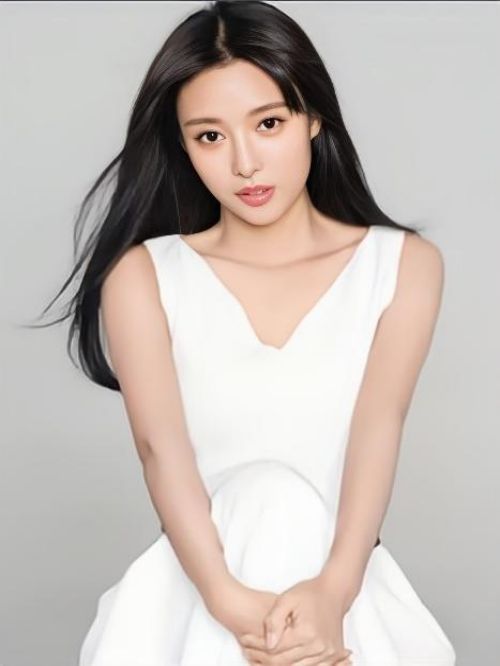 冯璧晴，1993年2月19日出生于天津市，中国内地女演员、歌手。
2010年，冯璧晴参演个人荧幕处女作《堂吉可德》，从而正式进入演艺圈。2011年12月，发行单曲《姐妹淘》。2012年，出演公益电影《大山里的孩子》。2013年，在青春爱情电影《蕾丝边缘》中饰演私人秘书魏思晴。2014年6月，主演青春励志电影《撞青春》。2015年8月，出演犯罪悬疑电影《烈日灼心》；11月，在古装清宫剧《大玉儿传奇》中饰演温柔贤惠的淑妃。2017年，出演由刘芊含主演的近代传奇剧《浴血红颜》；8月，在动作爱情电影《极限速递》中饰演杀手小丽。2018年，出演都市爱情电影《疯狂迪拜》；3月，在爱情电影《1828》中饰演蓝菲菲。2021年，出演禁毒微电影《化冰》。