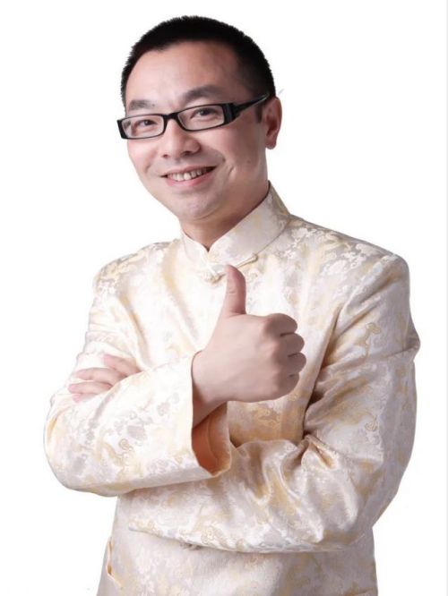 刘仪伟，原名刘伟，1969年4月28日出生于四川省成都市，主持人、导演、演员、编剧、制片人。
1989年毕业于四川大学中文系，1990年4月到京，从事流行音乐创作，以作词与制作为主。1999年至2002年，主持中央电视台的《天天饮食》并因特立独行的主持风格走红。2002年离开《天天饮食》后，入主上海东方卫视《东方夜谭》，2005年底，因东方卫视选秀节目需要，离开《东方夜谭》，再次成为自由人。2008年初，接替曹启泰主持上海第一财经频道节目《上班这点事》。2008年3月，在电视剧《奥运在我家》中任主演。2009年电视剧《我是老板》中饰演小南方，在影片《火星宝贝之火星没事》中任导演。2009年底重回主持行业，先后主持《文化评谈》《家庭幽默录像》等多个节目。2016年，执导喜剧悬疑动作片《我说的都是真的》。