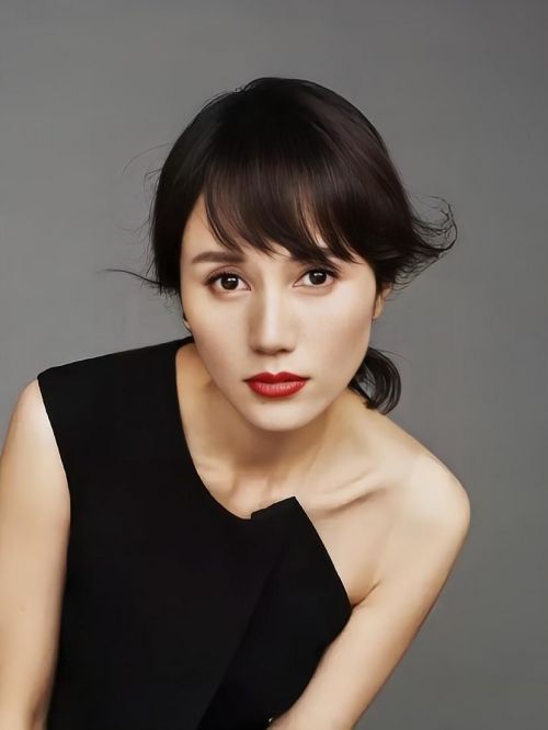 袁泉，1977年10月16日出生于湖北省荆州市沙市区，中国内地影视女演员、歌手，毕业于中央戏剧学院1996级表演系。
1999年参演首部电影《春天的狂想》。2003年凭借电影《美丽的大脚》获得第26届大众电影百花奖最佳女配角奖，以及第9届中国电影表演学会奖金凤凰奖。2005年出演音乐话剧《琥珀》；同年主演电影《上海伦巴》。2007年发行首张专辑《孤独的花朵》 ；同年入选“中国话剧百年名人堂”。2009年出演电影《如梦》 。2012年主演电影《大上?！贰?013年凭借话剧《简爱》获得中国戏剧梅花奖。2013年参演电影《扫毒》 。2014年出演电影《后会无期》。2016年参演作品《没有别的爱》；同年主演动作电影《危城》。2017年出演都市情感剧《我的前半生》。2019年主演电影《中国机长》。2021年主演电影《中国医生》 。2022年主演电视剧《相逢时节》。