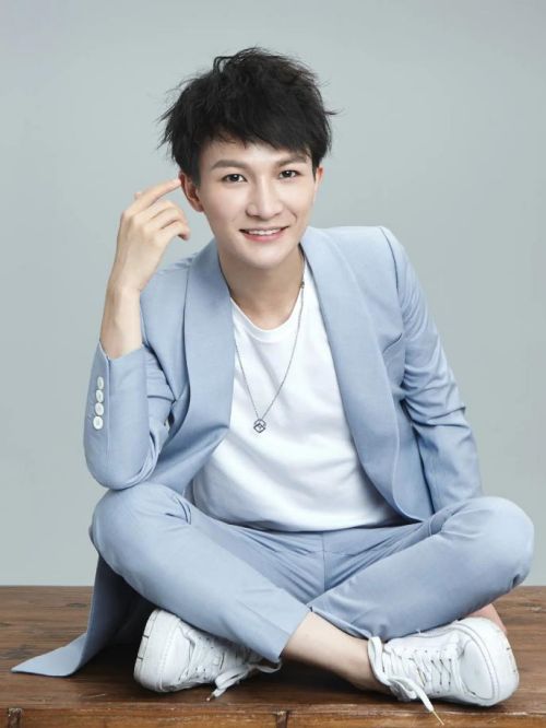 周深（Charlie），1992年9月29日出生于湖南省邵阳市，成长于贵州省贵阳市，中国内地流行乐男歌手，毕业于乌克兰利沃夫国立立谢科音乐科学院美声专业。
2014年，参加浙江卫视歌唱选秀节目《中国好声音第三季》。2015年，发行首支个人单曲《玫瑰与小鹿》。2016年，获得东方风云榜最佳新人奖；同年，为动画电影《大鱼海棠》演唱印象曲《大鱼》，获得多个音乐奖项。2017年，推出首张个人音乐专辑《深的深》。2018年，发行首支个人原创单曲《可它爱着这个世界》 。2019年，参加音乐竞演节目《中国梦之声·我们的歌》，最终获得冠军；同年，开启“C-929星球”全国巡回演唱会。2020年，作为首发歌手加盟《歌手·当打之年》，其演唱的《达拉崩吧》以破亿播放量斩获云村播放量第一。2021年，首次登上央视春晚，与张也合唱《灯火里的中国》；同年，为联合国《生物多样性公约》缔约方大会第十五次会议演唱主题曲《和光同春》；年末，蝉联TMEA腾讯音乐娱乐盛典年度最佳内地男歌手奖。