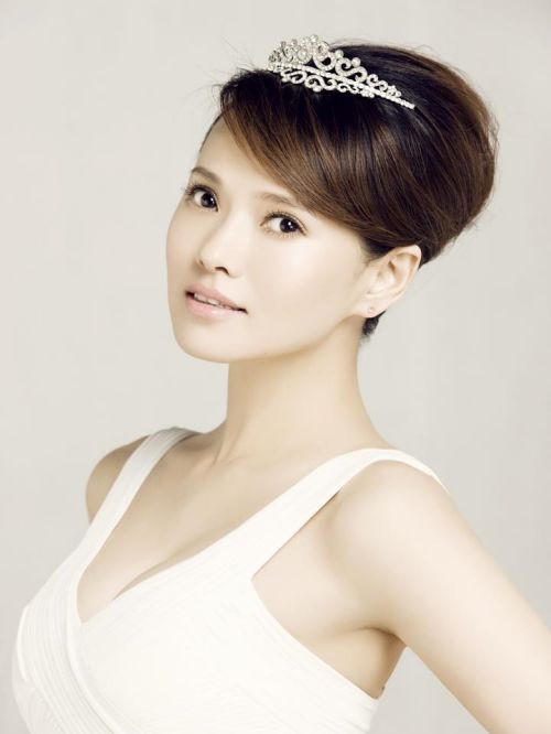 伊能静（Annie Shizuka Inou），本名吴静怡，1968年3月4日出生于中国台湾省台北市，中国台湾女歌手、演员。
1987年，发行首张音乐专辑《有我有你》进入娱乐圈。1988年，发行《十九岁的最后一天》。1995年主演电影《好男好女》。1997年，接拍第一部中国内地电影《我血我情》。
1999年接拍《人间四月天》。2001年发行专辑《关不住》。2003年主演《画魂》。2006年参演古装武侠剧《浣花洗剑录》。2009年主演电视剧《锁清秋》和《大瓷商》。2010年，在《中国达人秀》中担任导师。2013年发行单曲《可爱的宝贝》。2020年6月，参加芒果TV《乘风破浪的姐姐》 。
演艺事业之外，伊能静热心公益。她是“静新图书基金”的发起人、创办人，她也参加自闭症儿童募款、资助贫困少年、救助病患儿童等一系列爱心活动。