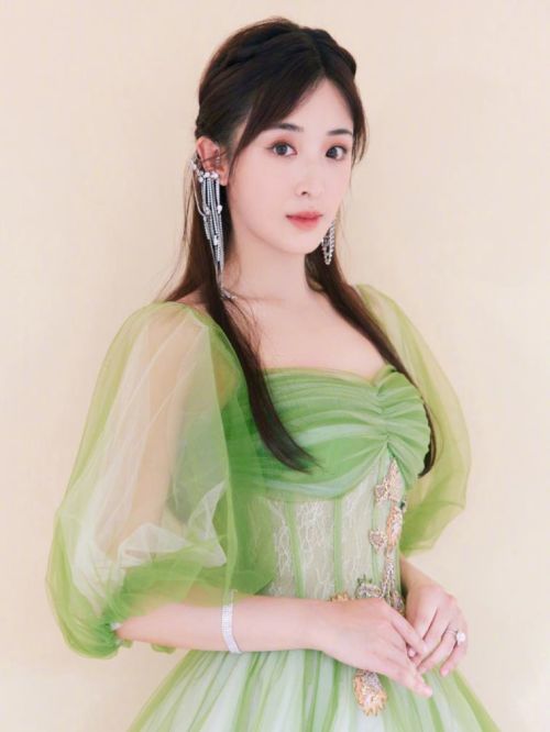 张含韵，1989年4月9日出生于四川省德阳市旌阳区，中国内地流行乐女歌手、影视演员。
2004年，参加湖南卫视选秀娱乐节目《2004超级女声》的比赛，获得成都唱区亚军、全国总决赛季军，从而正式进入演艺圈。2005年，推出首张个人音乐专辑《我很张含韵》。2006年出演个人首部电视剧《浪击天涯》。2007年，推出第二张个人音乐专辑《青春无敌》。2012年，参加湖南卫视《百变大咖秀第四季》的比赛。2013年，出演个人首部电影《初恋未满》；同年，主演古装传奇剧《兰陵王妃》。2014年，主演古装武侠剧《新萧十一郎》 。2016年，主演古装励志剧《重耳传奇》。2017年，出演民国奇幻剧《南烟斋笔录》 。2018年，推出个人单曲《喜欢你》 ；12月25日，出演古装剧《知否知否应是绿肥红瘦》。2020年，参加芒果TV女团成长综艺节目《乘风破浪的姐姐第一季》。