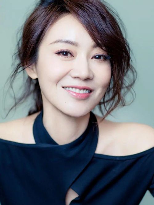 闫妮，1971年3月10日出生于陕西省西安市，中国内地影视女演员，中国人民解放军空军政治部电视艺术中心演员。
2005年主演《武林外传》，凭借“佟湘玉”一角一炮走红，被人们所熟知。2008年主演电视剧《北风那个吹》、《三七撞上二十一》。2009年获第27届中国电视剧飞天奖。2010年获第25届中国电视金鹰奖。2009年6月，主演张艺谋执导的电影《三枪拍案惊奇》。2010年主演电影版《武林外传》。2011年主演电影《大魔术师》和《画壁》。2015年，主演电影《捉妖记》。2017年，出演电视剧《复合大师》。2019年11月，主演电视剧《少年派》。2020年8月，凭借电视剧《少年派》获得第26届白玉兰奖最佳女主角。2020年，主演现代题材电视剧《装台》。2022年主演电影《最后的真相》。