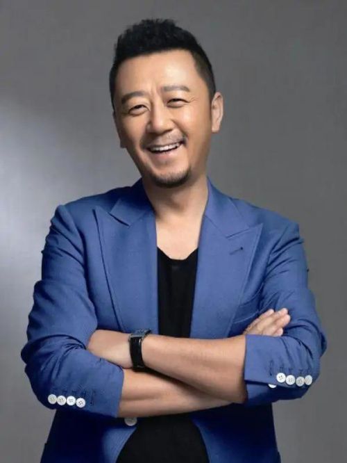 郭涛，1967年12月17日出生于陕西省西安市，中国内地男演员，毕业于中央戏剧学院表演系本科。
1991年，郭涛出演了首部电影作品《苦乐三兄弟》。1994年，主演剧情片《活着》；同年，主演由冯小刚执导的电影《永失我爱》。1997年，主演爱情片《爱情麻辣烫》。2004年，郭涛凭借话剧《死无葬身之地》获得文化部优秀表演奖。2006年，主演剧情片《疯狂的石头》；同年，参加湖南卫视节目《名声大震》获得亚军 。2007年起，他相继出演了喜剧片《落叶归根》、爱情片《婚礼2008》 。2009年，主演喜剧片《高兴》。2011年，主演了惊悚喜剧片《囧探佳人》；同年，主演红色谍战剧《弹孔》。2012年，出演喜剧冒险片《黄金大劫案》。2013年，郭涛与儿子石头参加湖南卫视真人秀节目《爸爸去哪儿第一季》。2015年，凭借犯罪片《烈日灼心》中杨自道一角获得第18届上海电影节最佳男主角 ；同年，主演电视剧《温州两家人》。2016年，主演都市情感剧《还是夫妻》。2020年，参演电影《风华正茂的我们》。